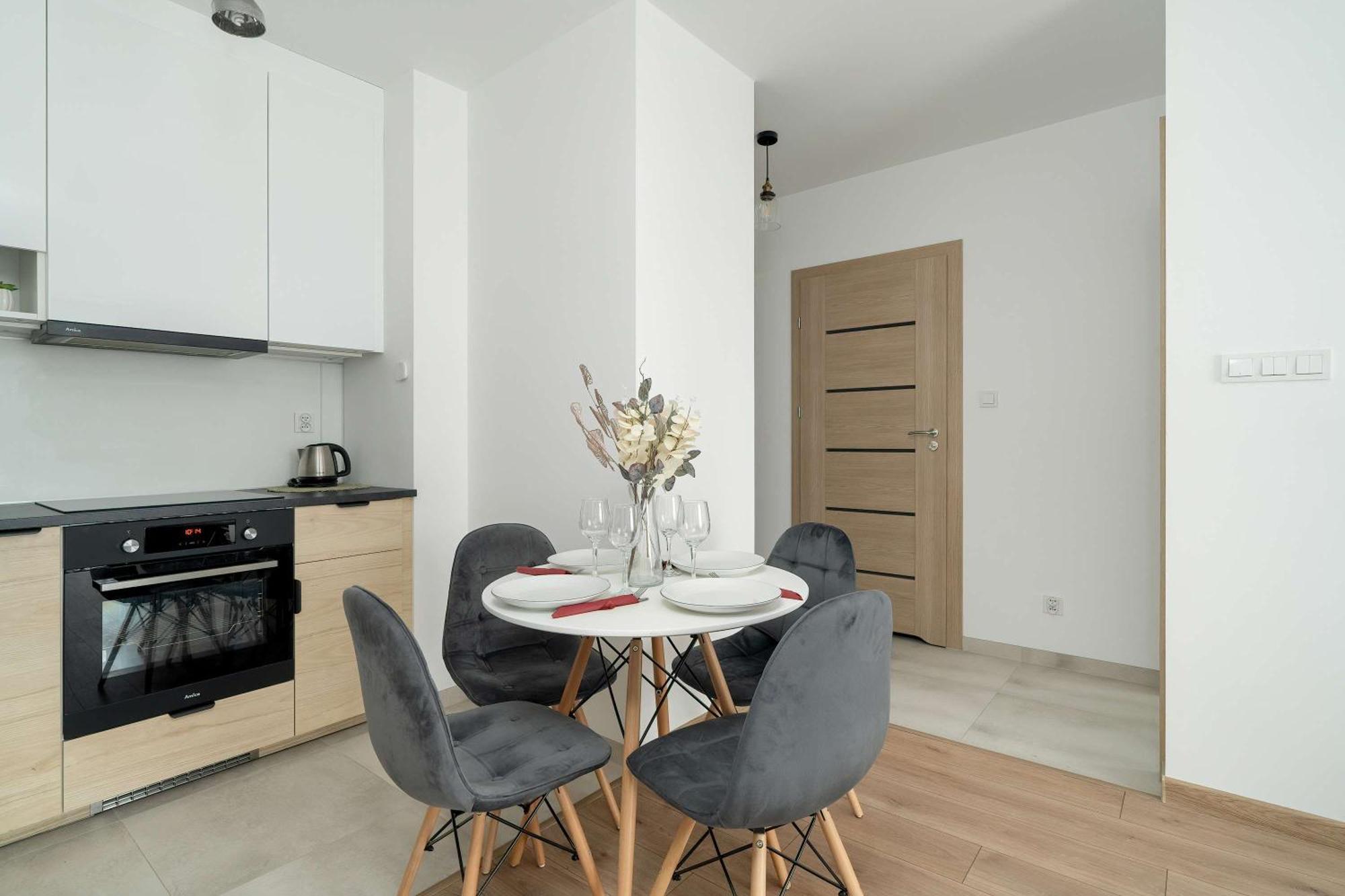 Jasny Blisko Lotniska Lawica W Poznaniu By Renters * Posen